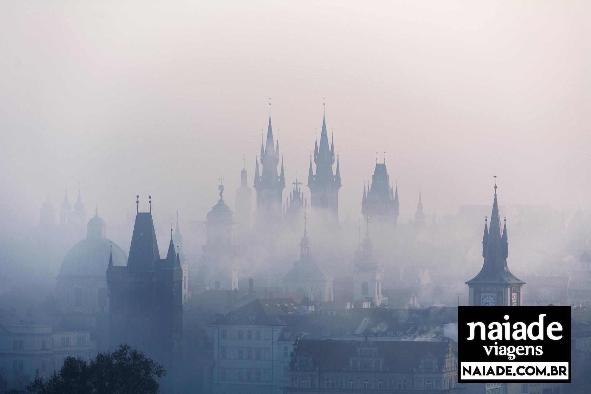 as muitas e muitas cúpulas de Praga