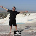 Chico nas piscinas de Pamukkale Turquia em 2013