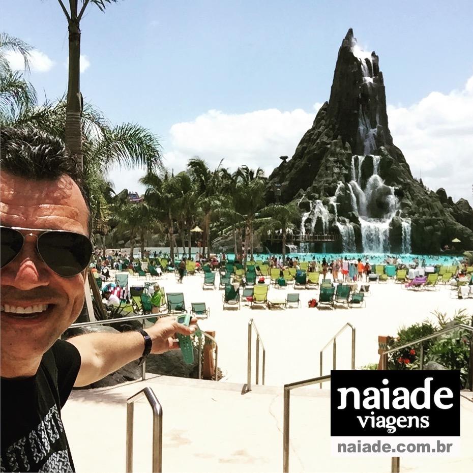 Chico na inauguração do Volcano Bay em 2017