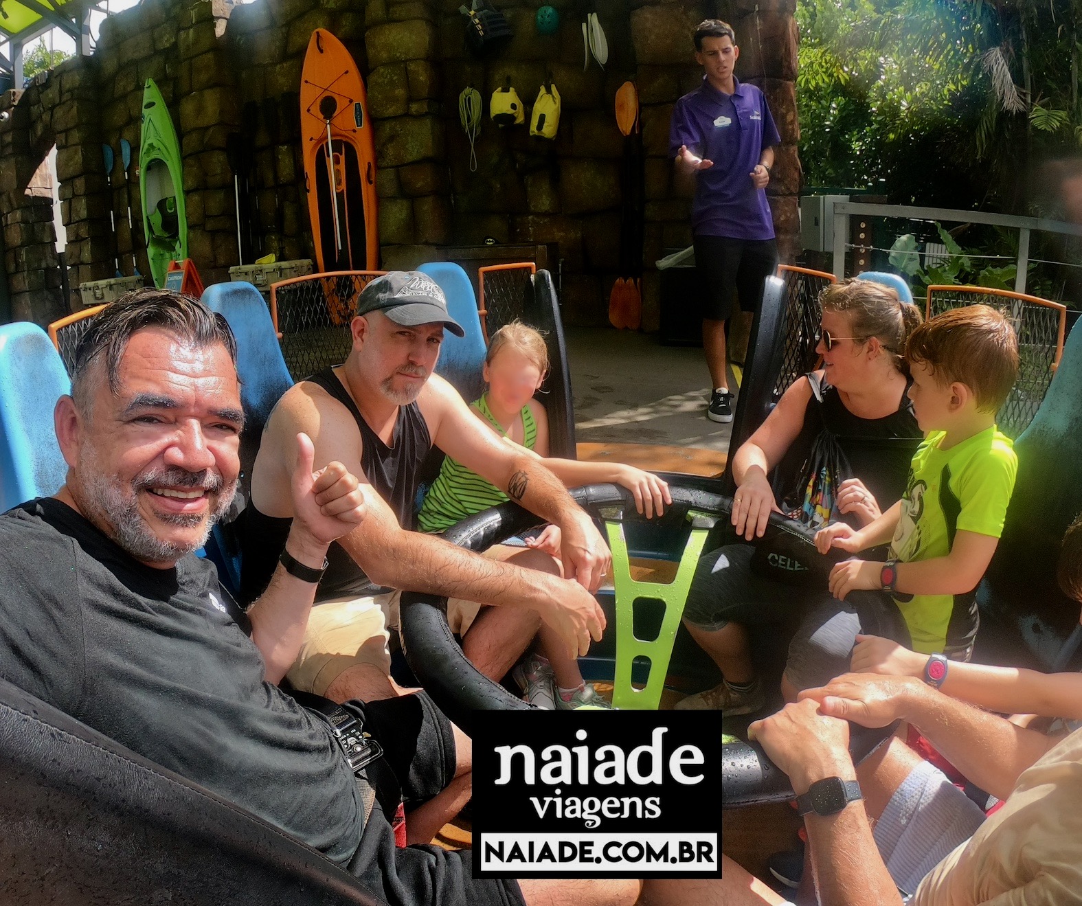 Chico com o amigo Ragazzo no Infinity-Falls-SeaWorld com a Naiade