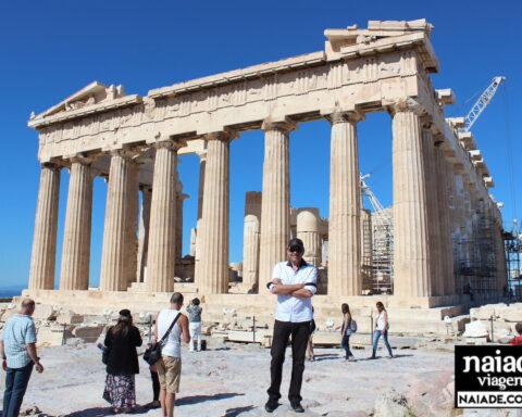 Chico no Parthenon na Grécia em 2013 na Acrópole em Atenas