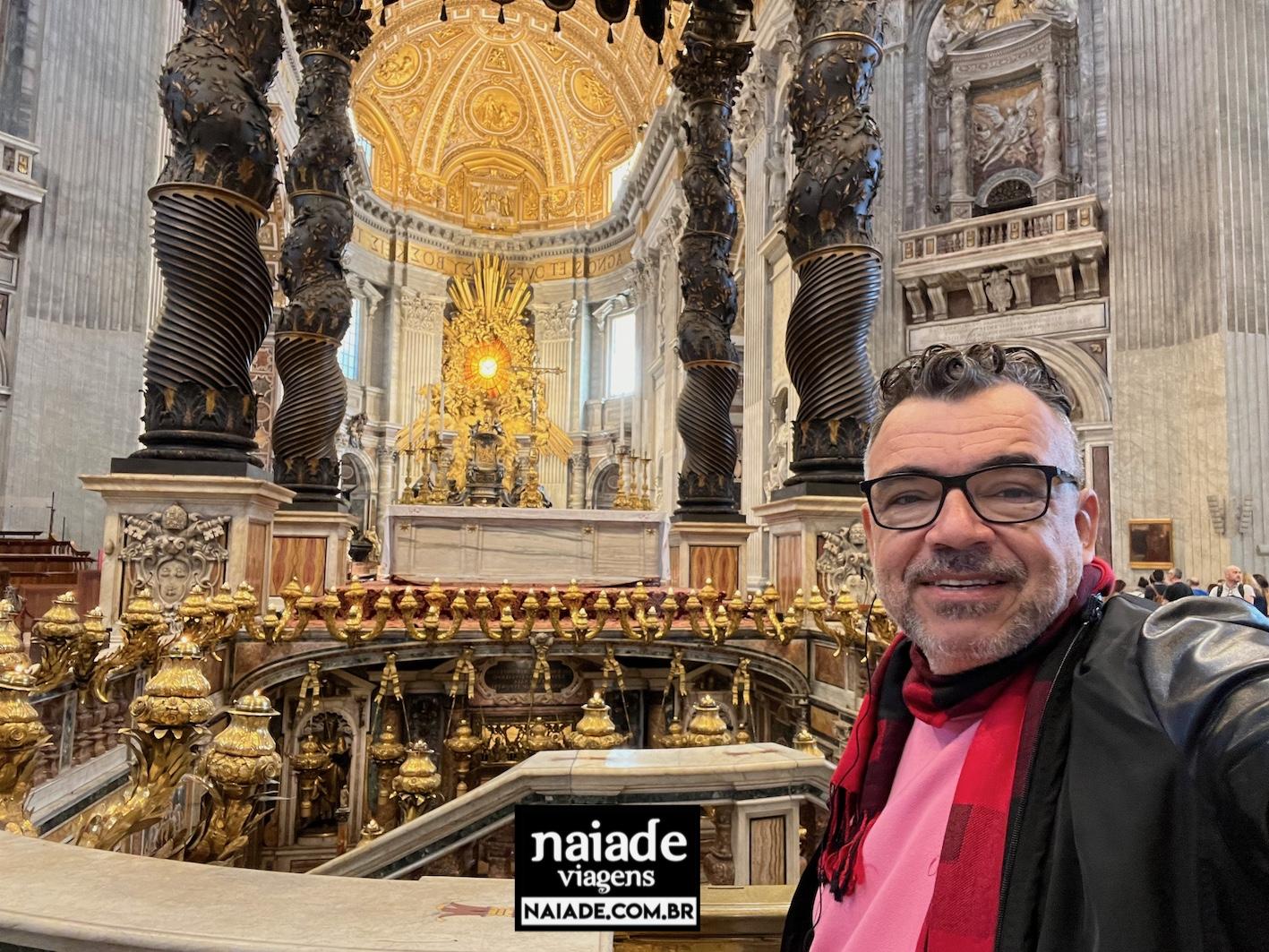 Chico diante o túmulo de São Pedro na Basílica de São Pedro no Vaticano em 2023