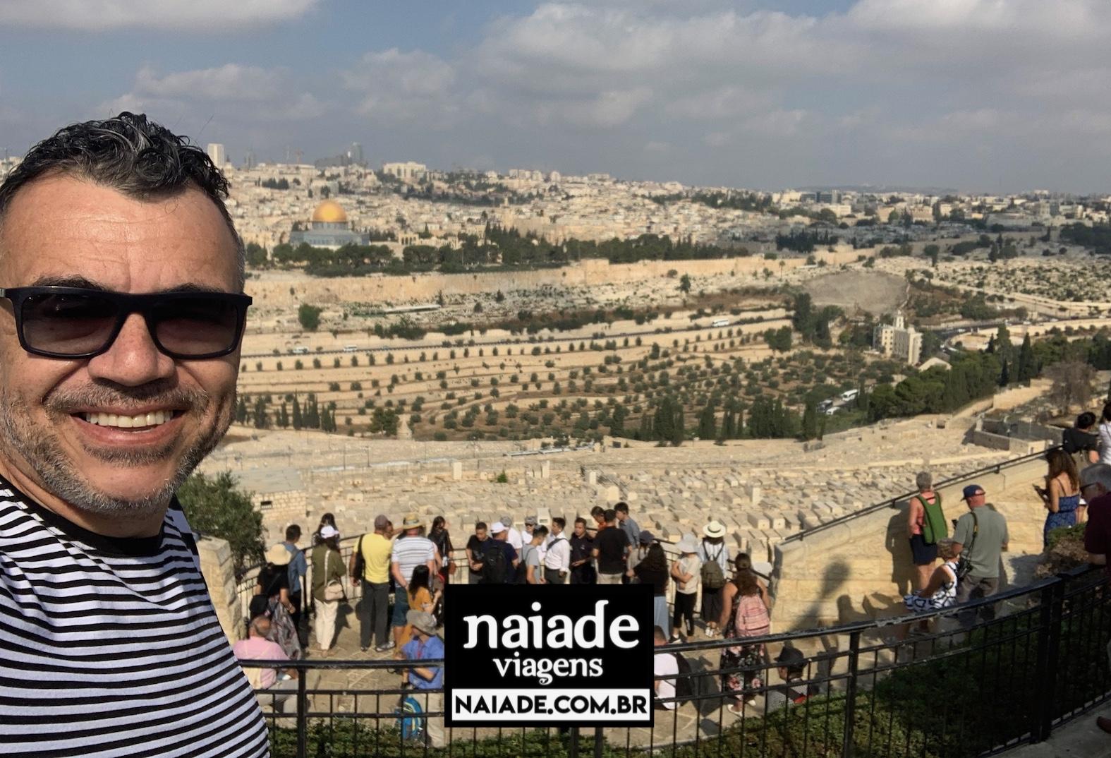 Chico da Naiade em em 2019 diante Cemitério e a vista Templo
