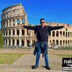 Chico no lugar onde o Coliseu pode ser visto do Fórum Romano em 2023