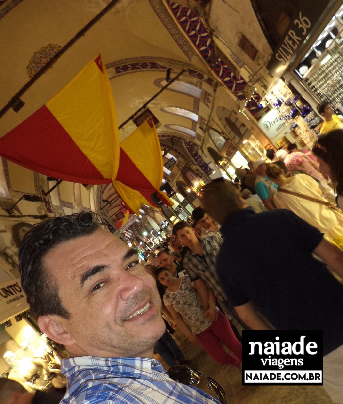 Chico no Grande Bazar em Istambul Turquia em 2013
