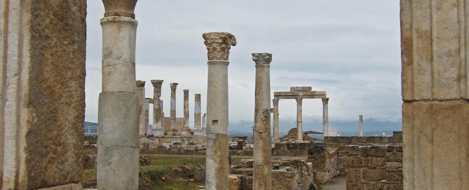 Ruínas em Laodicea na Turquia por Naiade PB