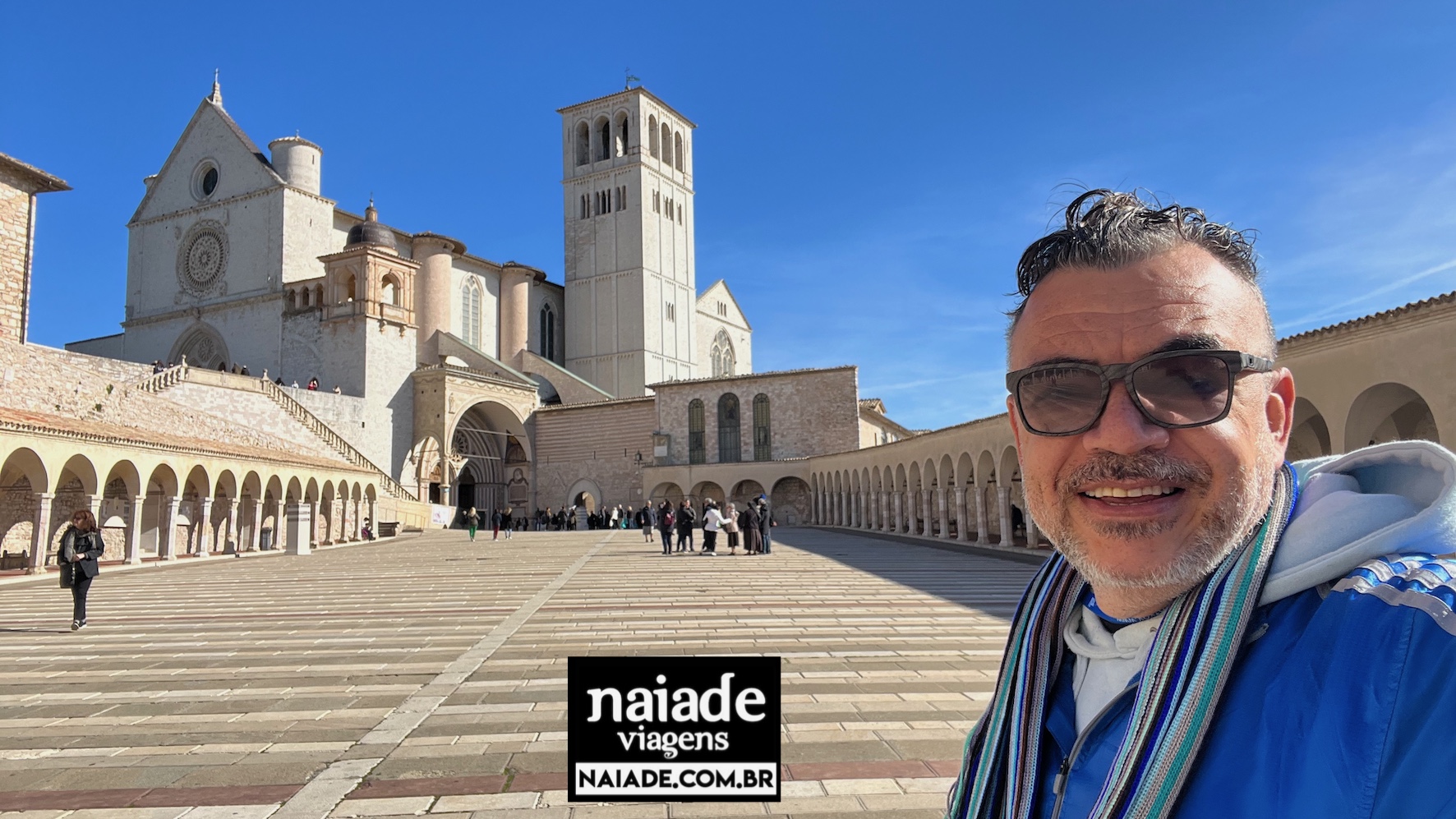 Chico na Praça Inferior da Basilica de São Francisco de Assis com a Naiade em 2023