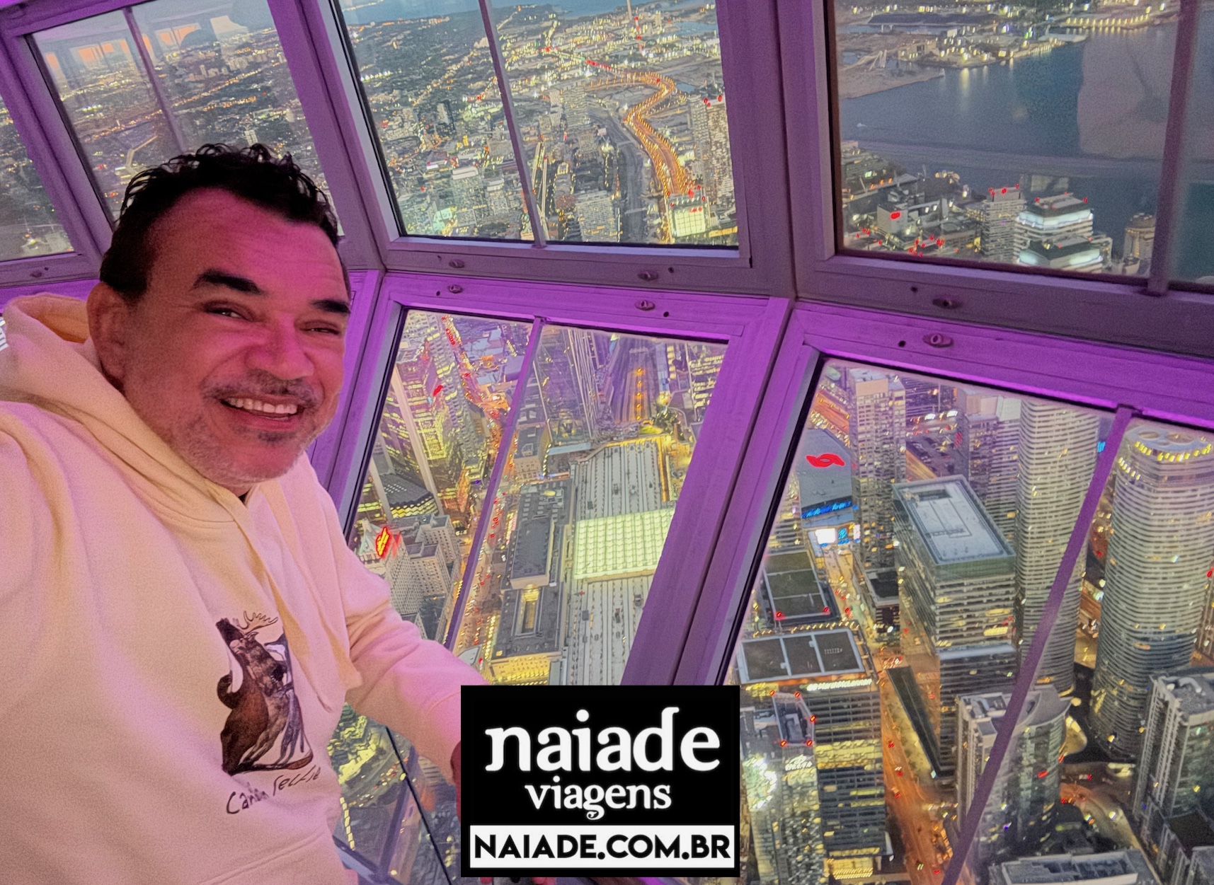 Chico no Alto da Cn Tower em Toronto em 2024