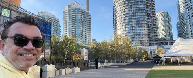 Chico no centro de Toronto em 2024