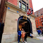Raul Areliza e crianças no Quartel dos Caça-Fantasmas em Nova York em 2025