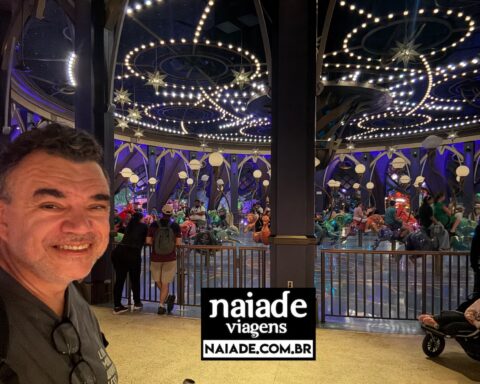 Chico no Epic Universe Orlando nov 2025 Carrossel Celestial park