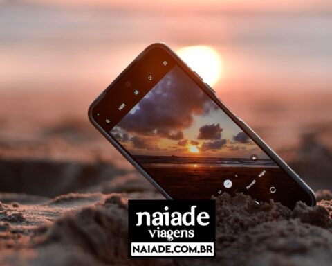 Telefone Celular no Exterior by Naiade PB