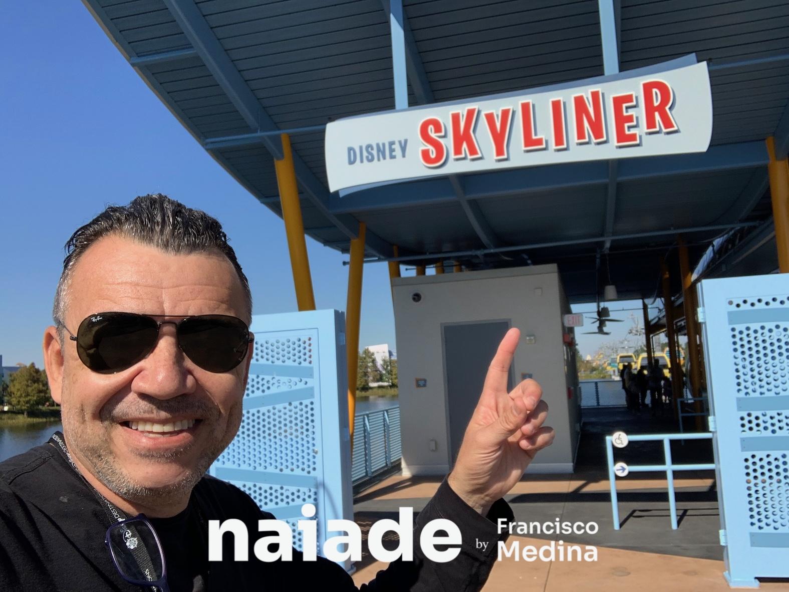 Chico e o Skyliner Disney em 2019