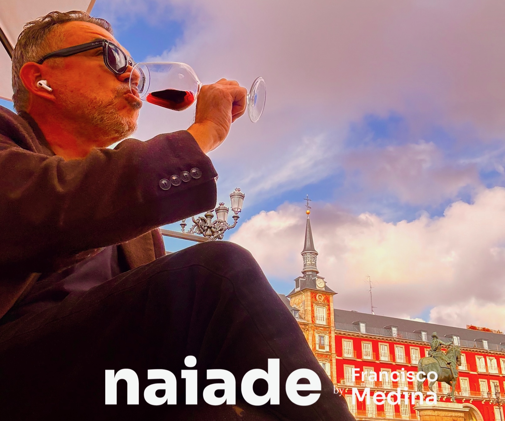 Chico da Naiade tomando vinho na Plaza Mayor Madri em 2026