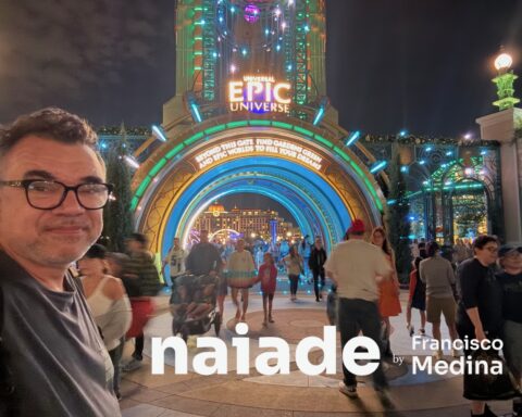 Chico da Naiade na entrada do Epic Universe Chronos em 2025