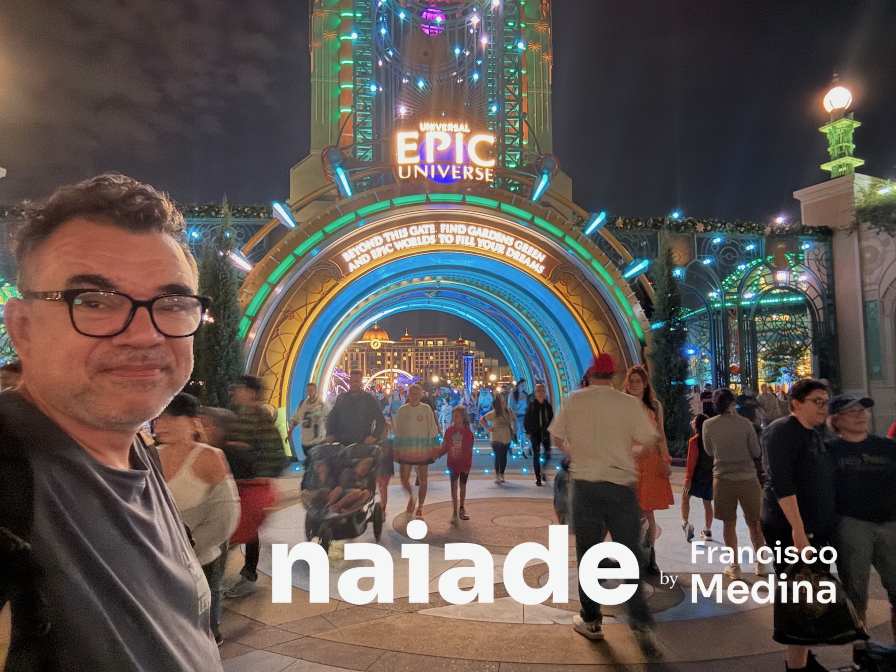 Chico da Naiade na entrada do Epic Universe Chronos em 2025
