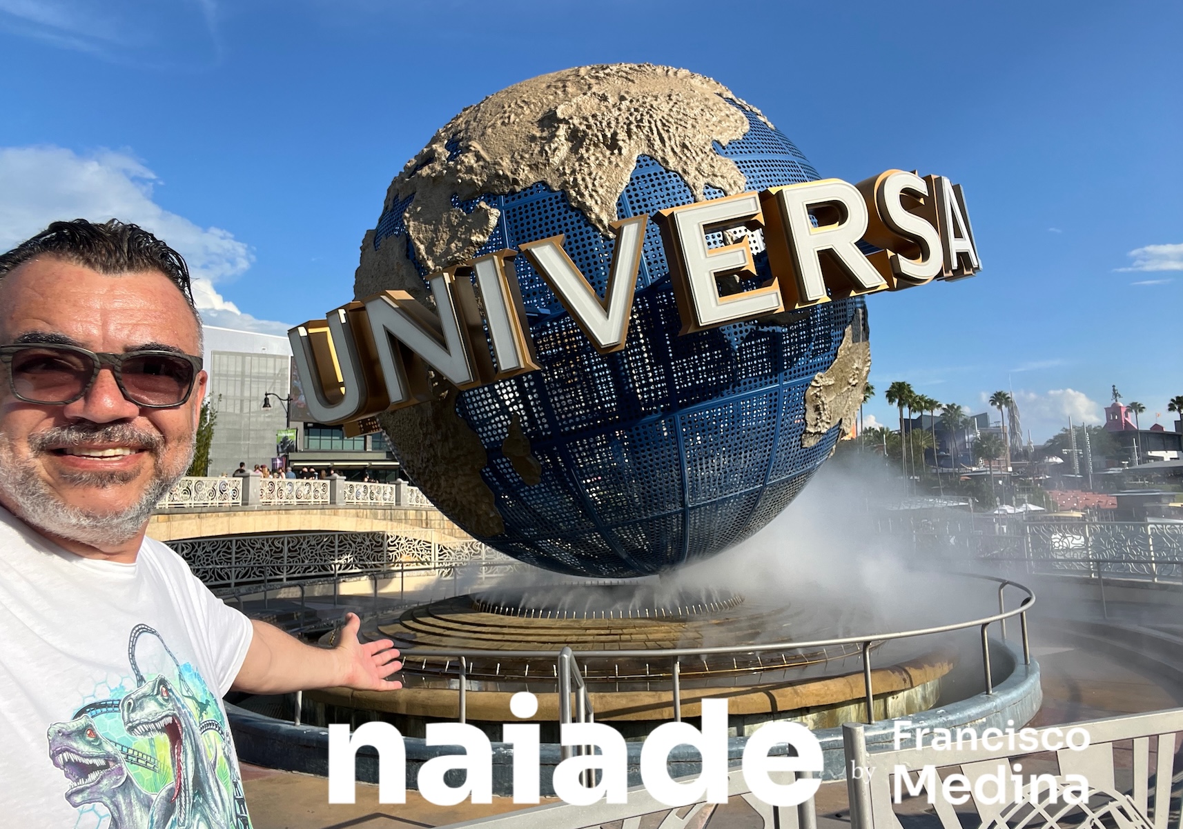 Chico da Naiade na frente do Universal Orlando Logo em 2024