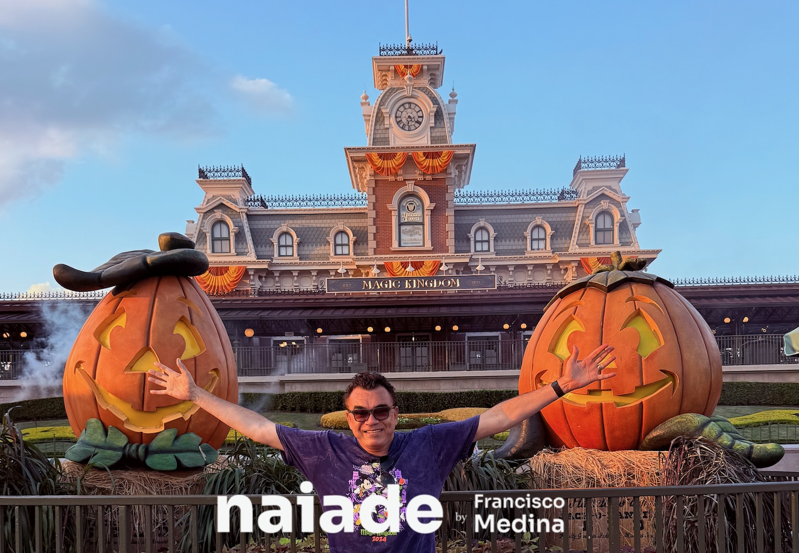 Chico da Naiade no Magic Kingdom Entrada decorada Halloween 2025