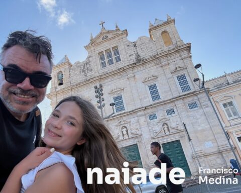 Chico da Naiade e sua filha Catarina Medina na frente da Igreja de Outo no Pelourinho 2026