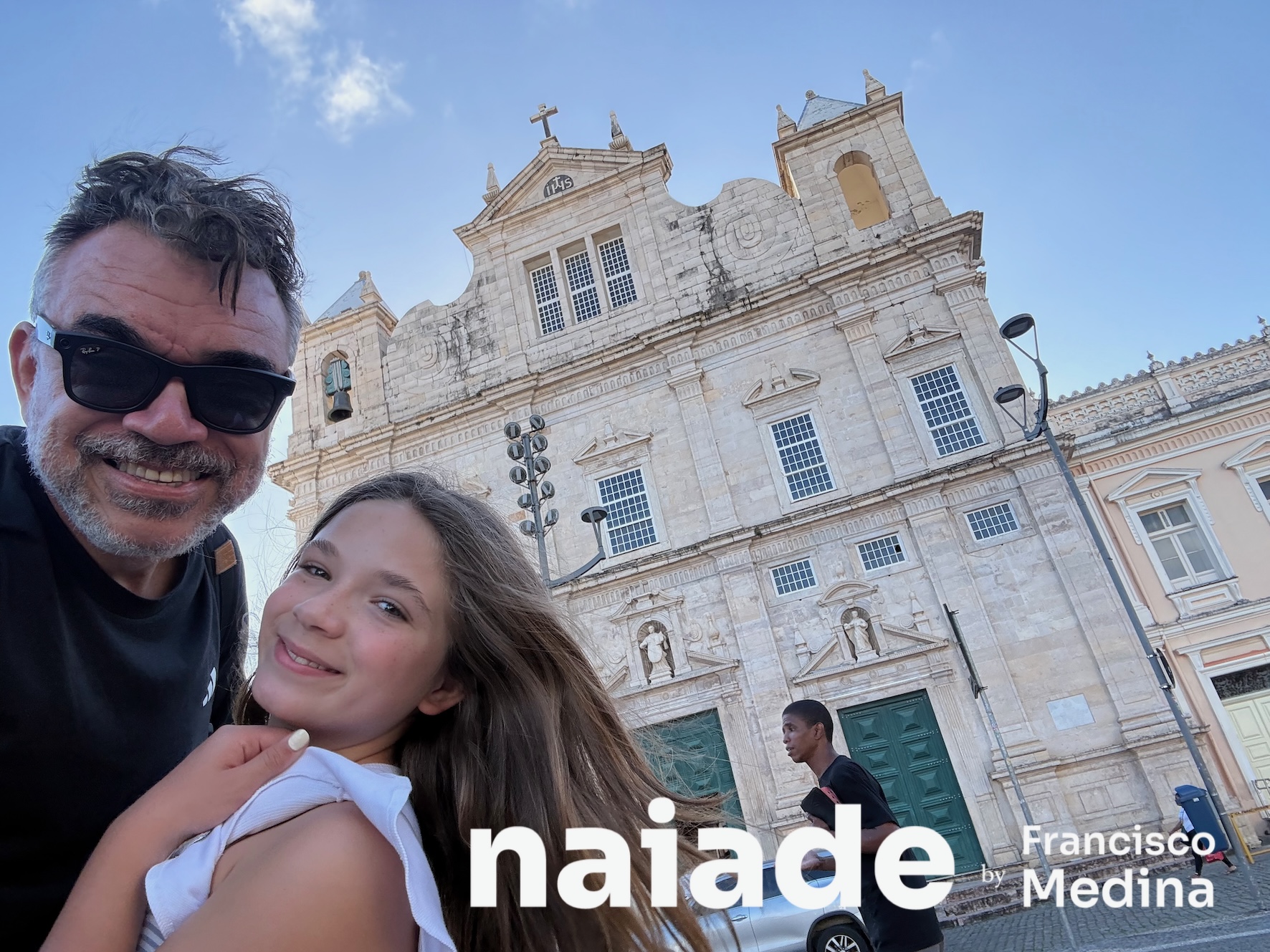 Chico da Naiade e sua filha Catarina Medina na frente da Igreja de Outo no Pelourinho 2026